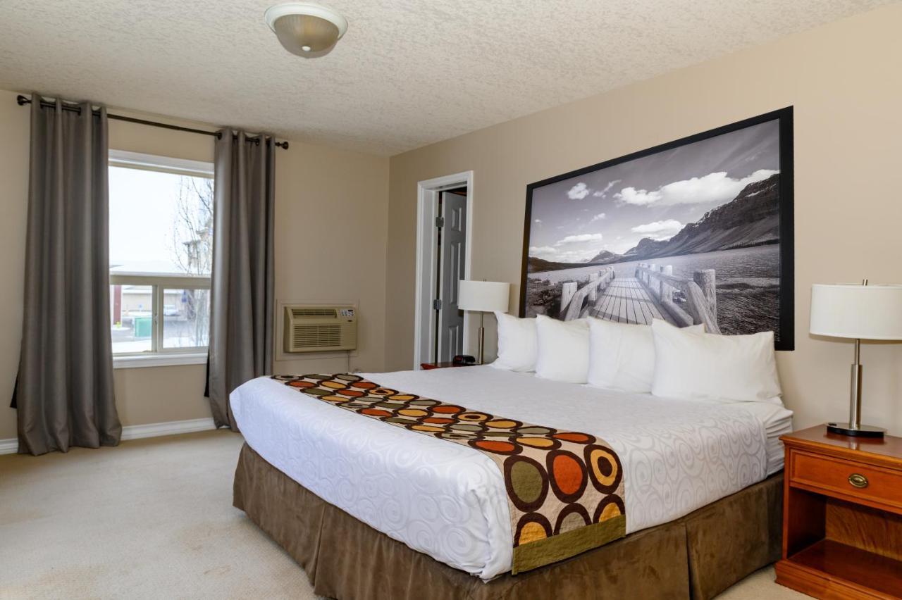 Hotel Super 8 By Wyndham Cochrane Exteriér fotografie