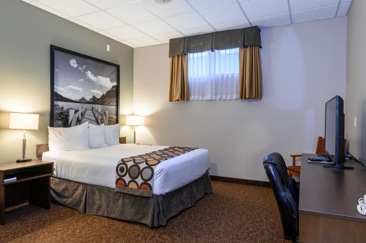 Hotel Super 8 By Wyndham Cochrane Exteriér fotografie