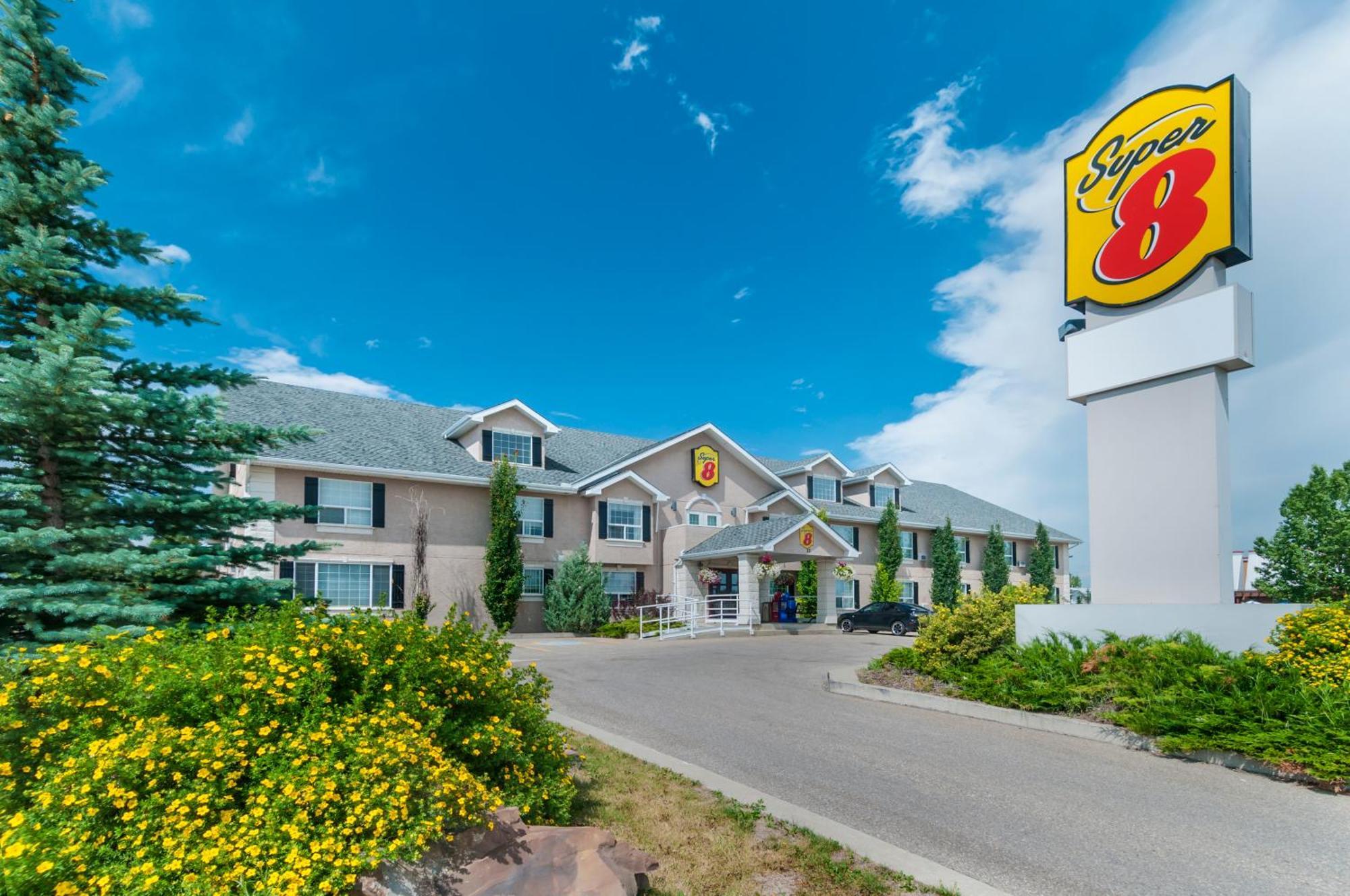 Hotel Super 8 By Wyndham Cochrane Exteriér fotografie